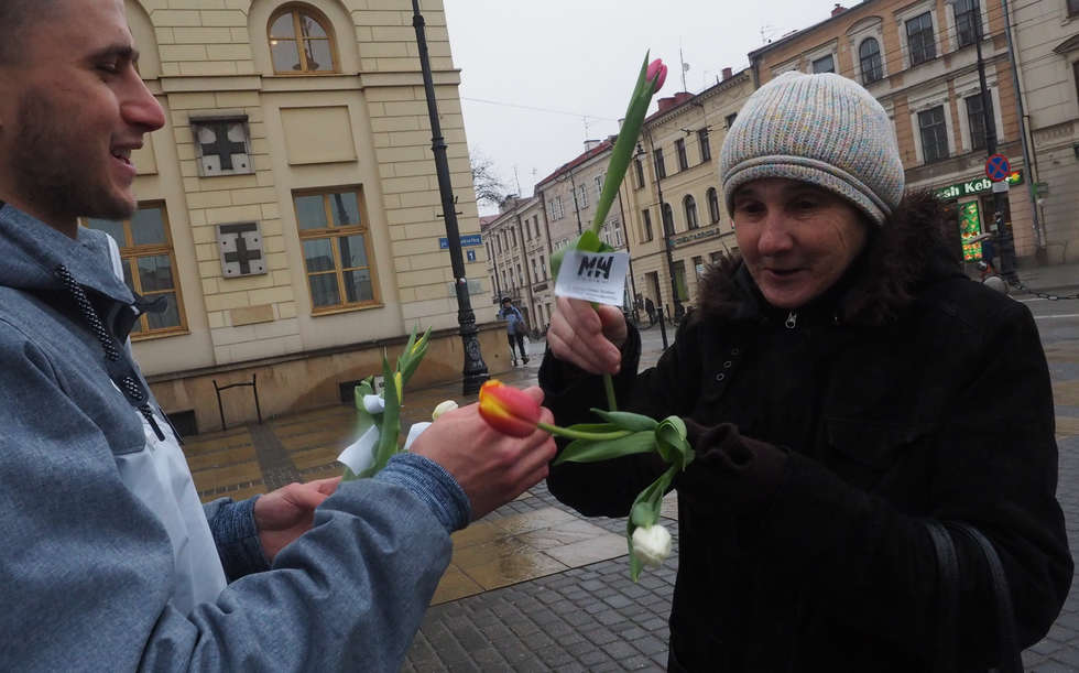  Narodowcy pikietowali i rozdawali kwiaty (zdjęcie 5) - Autor: Wojciech Nieśpiałowski