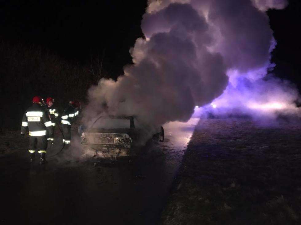  Pożar BMW w Zarzeczu  - Autor: Grzegorz Kosmala OSP KSRG Góra Puławska