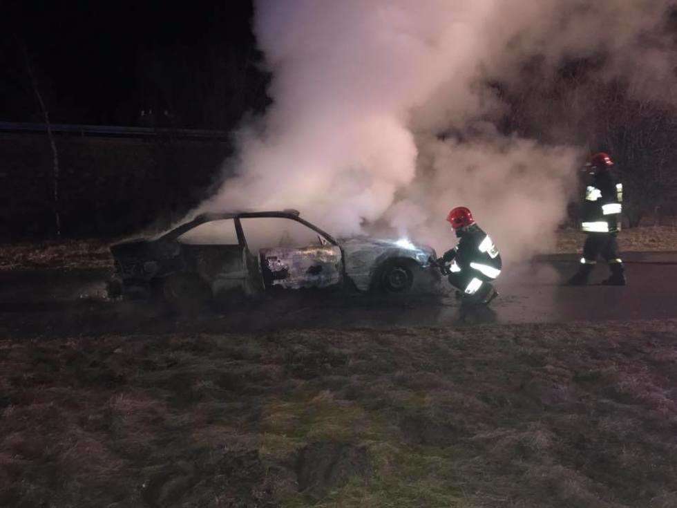  Pożar BMW w Zarzeczu (zdjęcie 3) - Autor: Grzegorz Kosmala OSP KSRG Góra Puławska