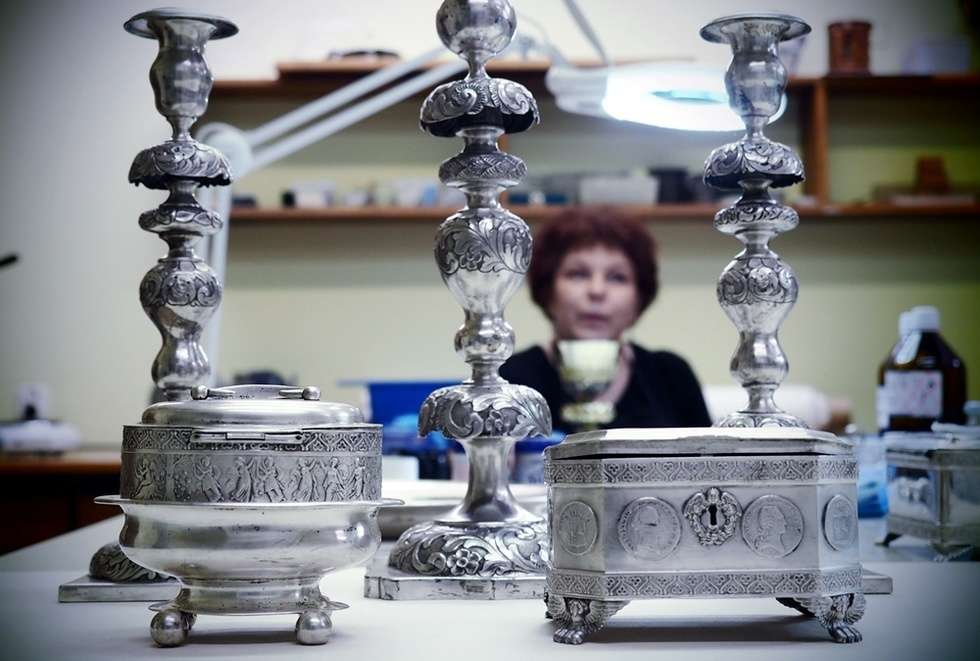  Złotnictwo lubelskie ze zbiorów muzealnych i kolekcji prywatnych. Przygotowania do otwarcia (zdjęcie 1) - Autor: Dorota Awiorko
