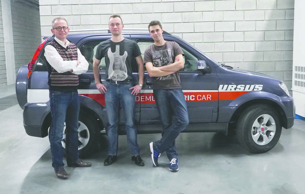  <p>Pojazd konstruowali studenci Politechniki Lubelskiej pod okiem m.in. dr inż. Piotra Filipka (na zdjęciu z lewej)</p>
