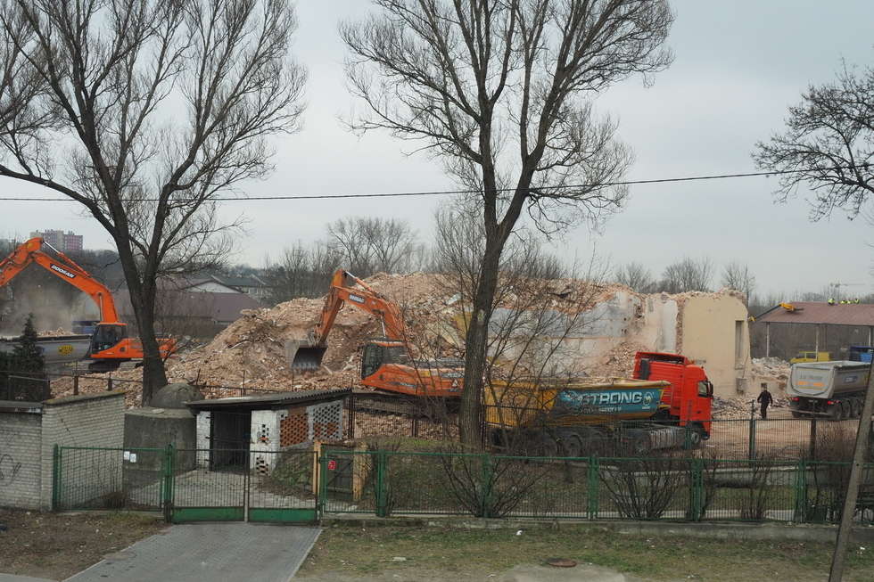  Burzenie dawnej drożdżowni przy ul. Kunickiego (zdjęcie 3) - Autor: Maciej Kaczanowski