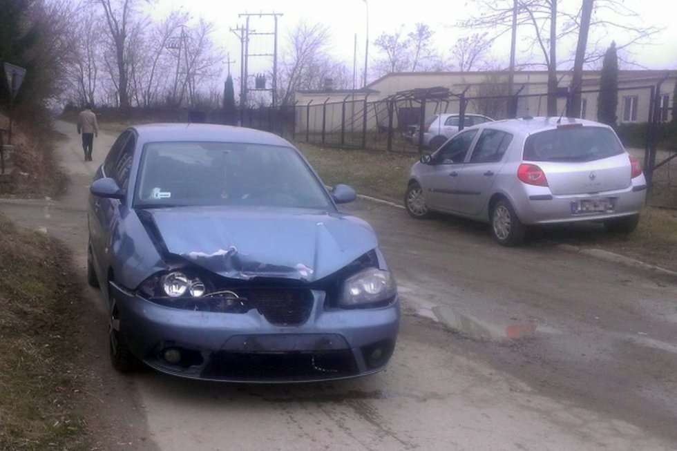  Zderzenie samochodów w Markuszowie (zdjęcie 1) - Autor: OSP Markuszów