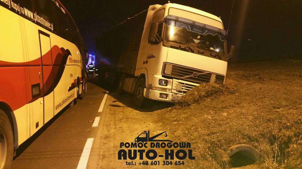  Liśnik Duży. Zderzenie ciężarówki z samochodem osobowym (zdjęcie 1) - Autor: Pomoc Drogowa Auto-Hol