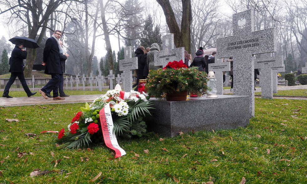  Urodziny Józefa Czechowicza. Społeczność szkoły na cmentarzu (zdjęcie 4) - Autor: Dorota Awiorko