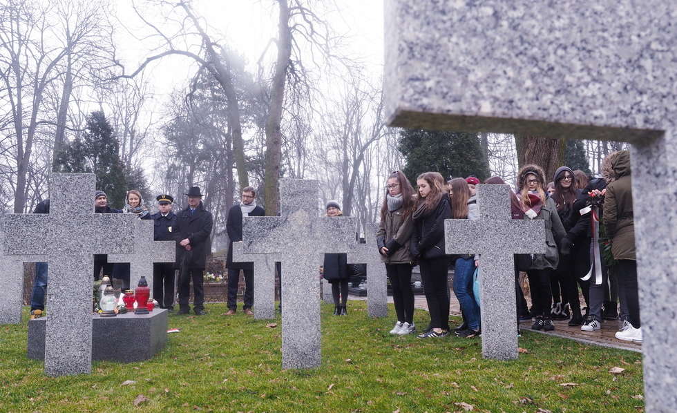  Urodziny Józefa Czechowicza. Społeczność szkoły na cmentarzu (zdjęcie 5) - Autor: Dorota Awiorko