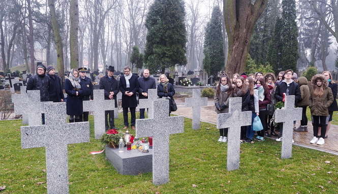 Urodziny Józefa Czechowicza. Społeczność szkoły na cmentarzu - Autor: Dorota Awiorko