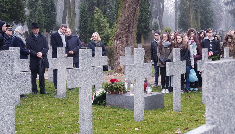  Urodziny Józefa Czechowicza. Społeczność szkoły na cmentarzu (zdjęcie 6) - Autor: Dorota Awiorko