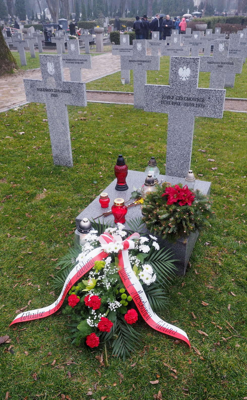  Urodziny Józefa Czechowicza. Społeczność szkoły na cmentarzu (zdjęcie 2) - Autor: Dorota Awiorko