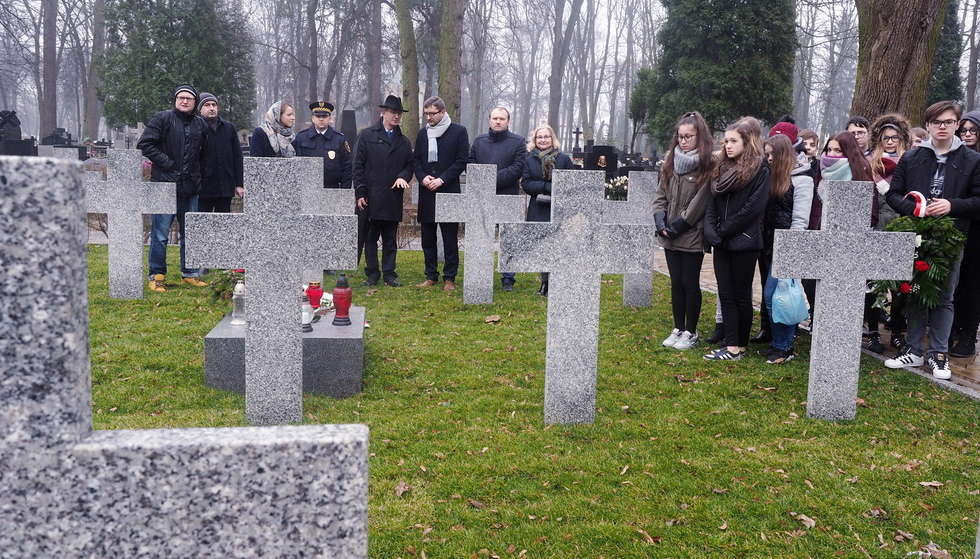  Urodziny Józefa Czechowicza. Społeczność szkoły na cmentarzu (zdjęcie 3) - Autor: Dorota Awiorko