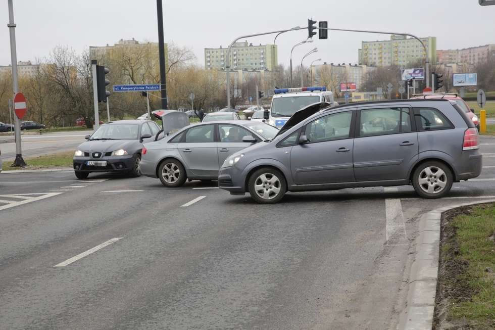  Wypadek na rondzie przy Orfeuszu (zdjęcie 11) - Autor: Łukasz Minkiewicz