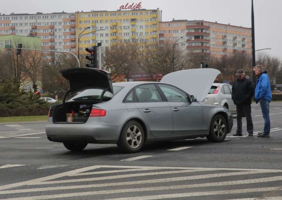  Wypadek na rondzie przy Orfeuszu (zdjęcie 7) - Autor: Łukasz Minkiewicz