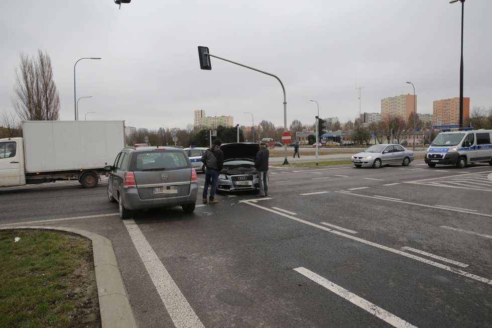  Wypadek na rondzie przy Orfeuszu (zdjęcie 4) - Autor: Łukasz Minkiewicz