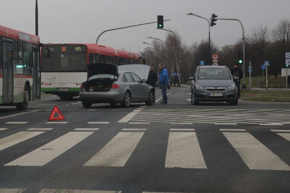  Wypadek na rondzie przy Orfeuszu (zdjęcie 3) - Autor: Łukasz Minkiewicz