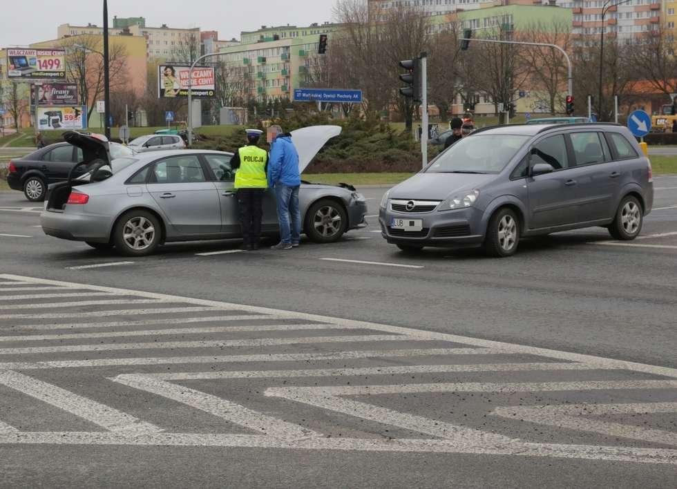  Wypadek na rondzie przy Orfeuszu (zdjęcie 5) - Autor: Łukasz Minkiewicz