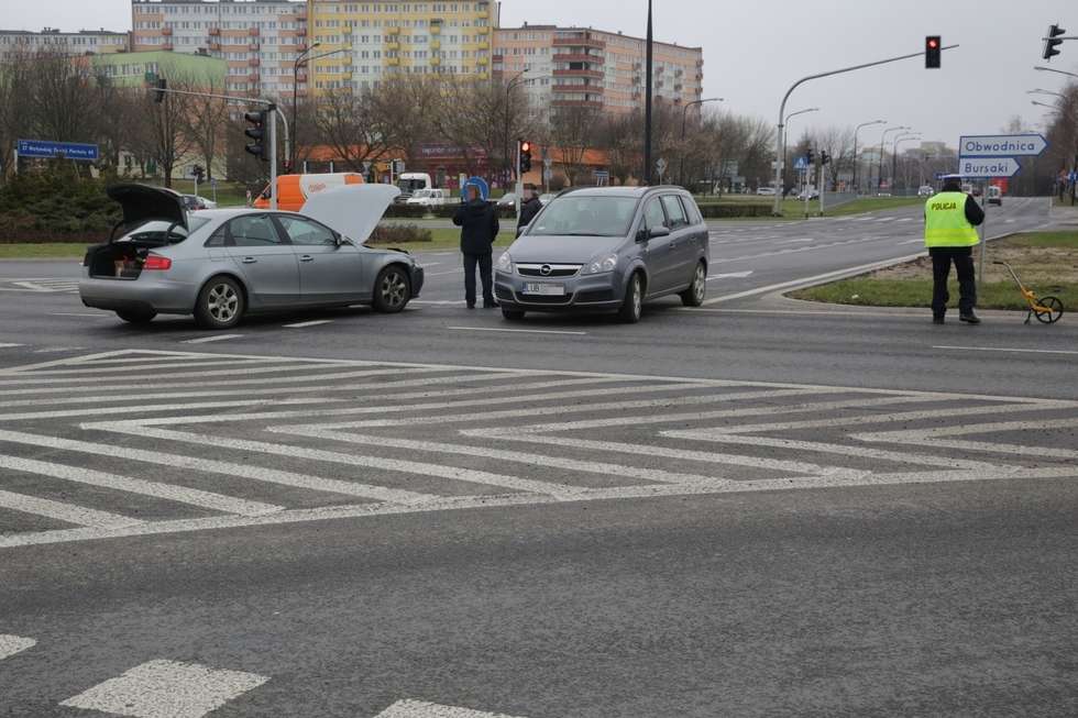  Wypadek na rondzie przy Orfeuszu (zdjęcie 9) - Autor: Łukasz Minkiewicz