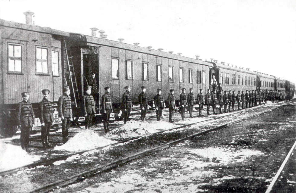  <p class="F-FotoText">Ochotnicy Legionu Puławskiego na stacji kolejowej, jesień 1914 r.</p>