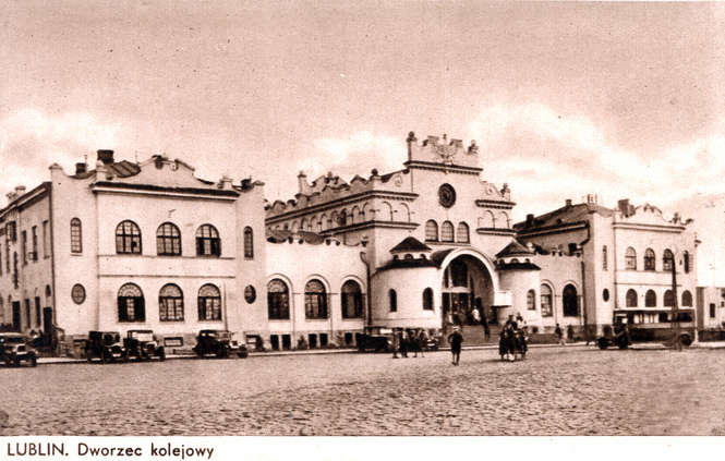 <p class="F-FotoText">Gmach dworca kolejowego w&nbsp;Lublinie ok. 1930 roku od strony placu</p>