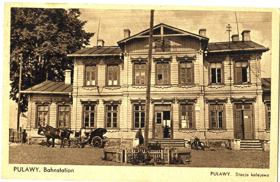  <p class="F-FotoText">Gmach dworca kolejowego Puławy na pocz. XX wieku</p>