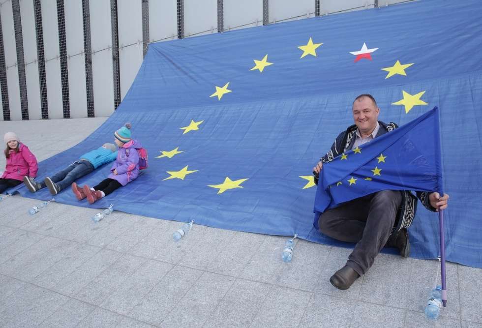  Manifestacja poparcia dla UE (zdjęcie 2) - Autor: Wojciech Nieśpiałowski