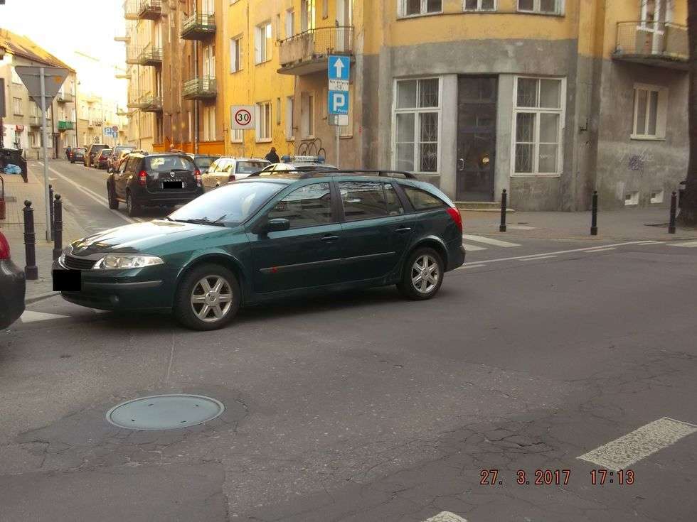  Zaparkowała na środku skrzyżowania i poszła  - Autor: Straż Miejska w Lublinie