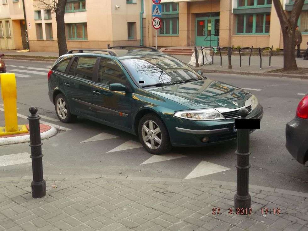  Zaparkowała na środku skrzyżowania i poszła (zdjęcie 1) - Autor: Straż Miejska w Lublinie