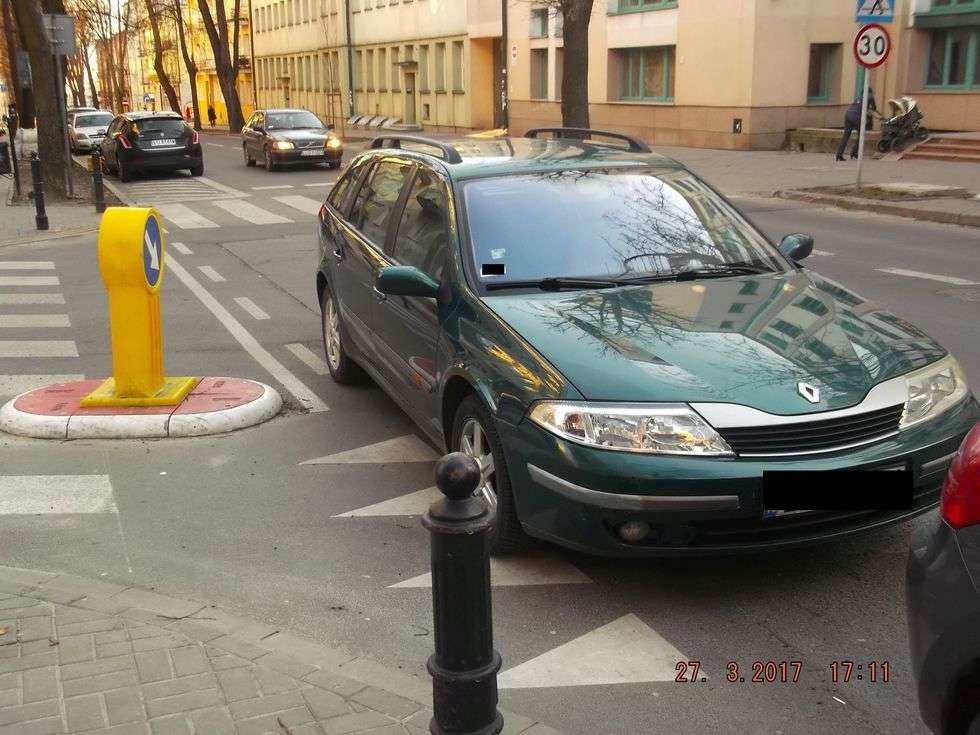  Zaparkowała na środku skrzyżowania i poszła (zdjęcie 2) - Autor: Straż Miejska w Lublinie