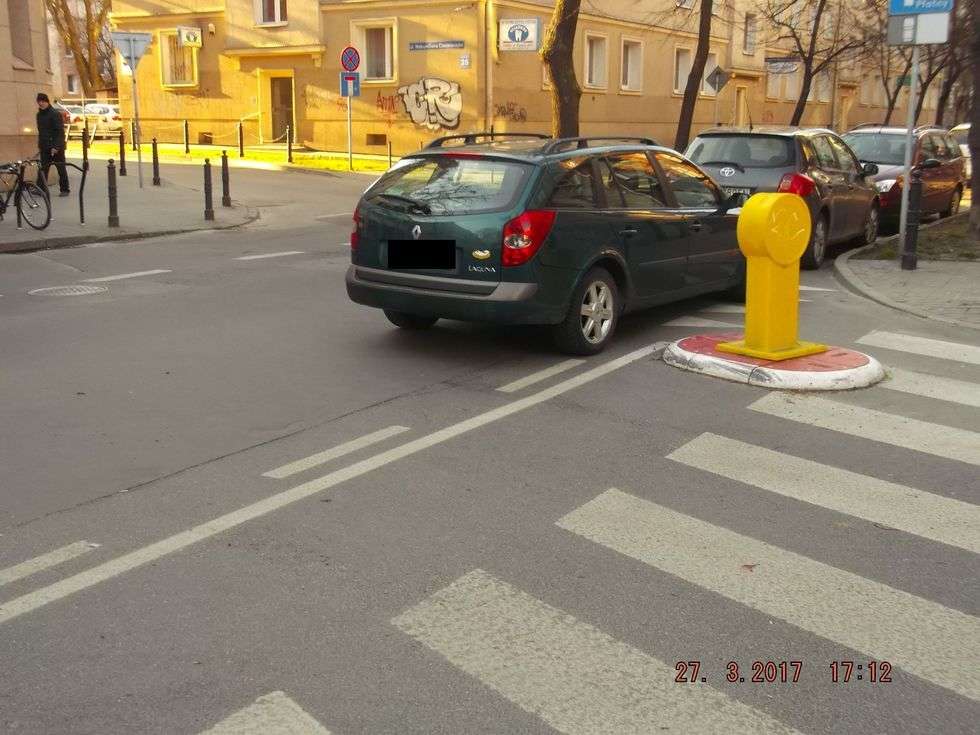 Zaparkowała na środku skrzyżowania i poszła (zdjęcie 6) - Autor: Straż Miejska w Lublinie