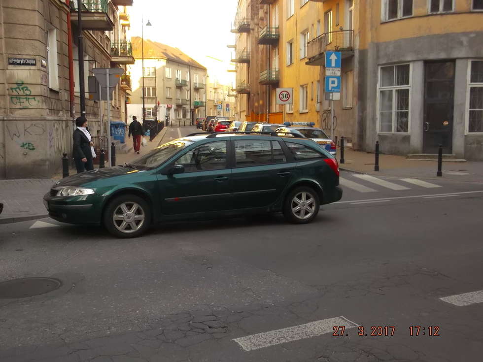  Zaparkowała na środku skrzyżowania i poszła (zdjęcie 4) - Autor: Straż Miejska w Lublinie