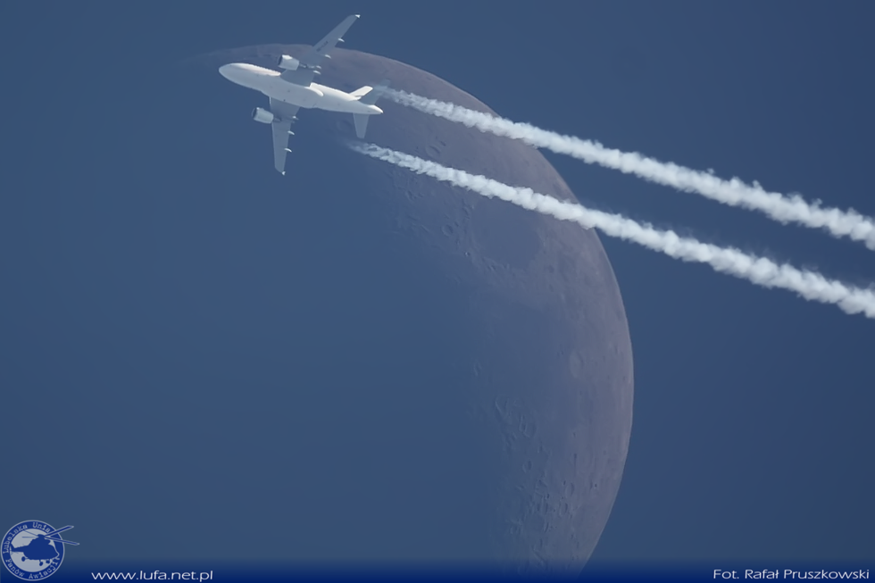  <p>Malutki Airbus A318 austriackiego Tyrolean Jet Service postanowił zrobić sobie wycieczke na Księżyc.</p>