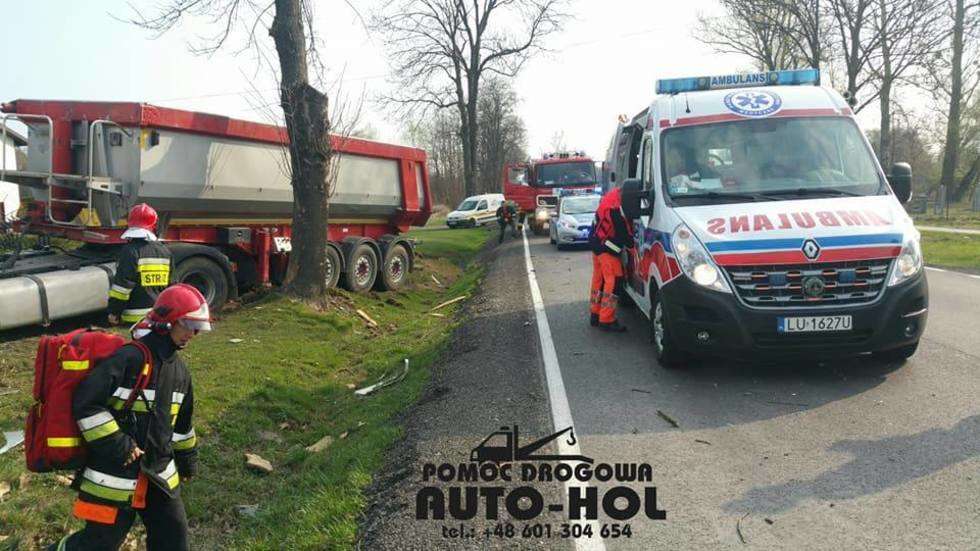  Liśnik Duży: Ciężarówka uderzyła w drzewo (zdjęcie 3) - Autor: Auto-Hol Kraśnik