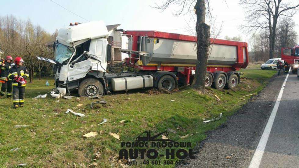  Liśnik Duży: Ciężarówka uderzyła w drzewo (zdjęcie 7) - Autor: Auto-Hol Kraśnik