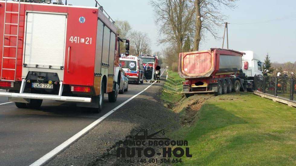  Liśnik Duży: Ciężarówka uderzyła w drzewo (zdjęcie 4) - Autor: Auto-Hol Kraśnik