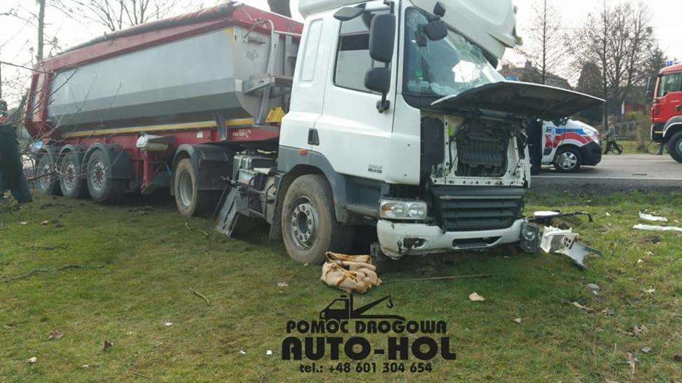  Liśnik Duży: Ciężarówka uderzyła w drzewo (zdjęcie 2) - Autor: Auto-Hol Kraśnik