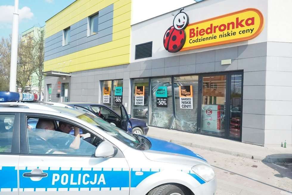  Lublin: Wjechała samochodem w sklep Biedronka (zdjęcia) (zdjęcie 7) - Autor: Maciej Kaczanowski