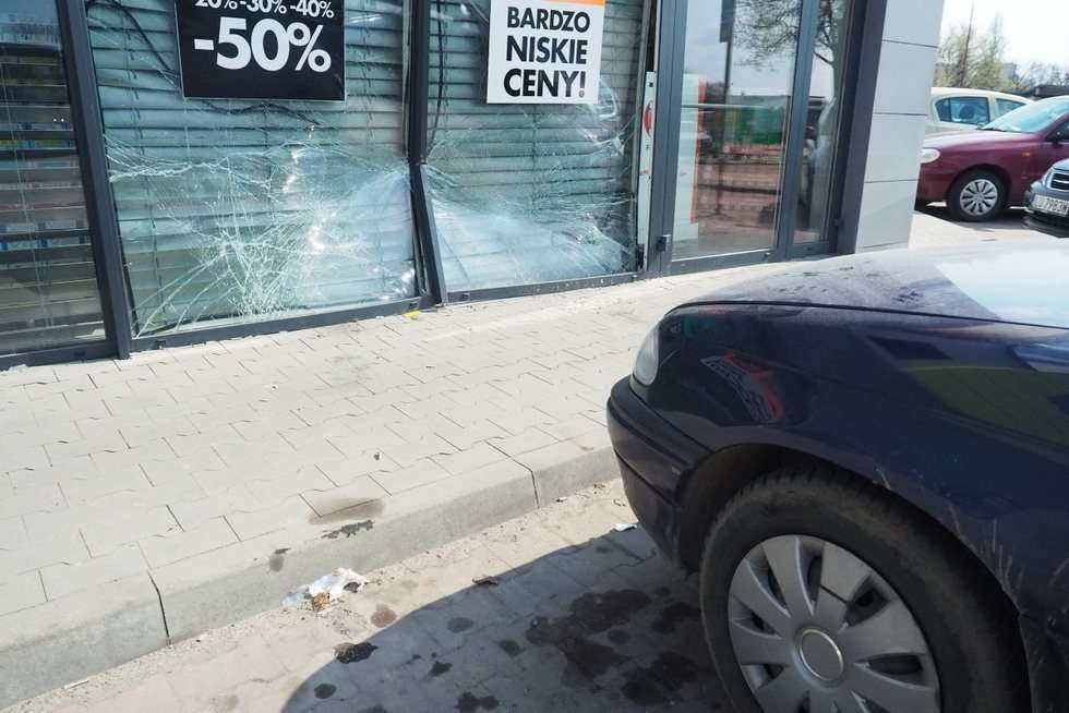  Lublin: Wjechała samochodem w sklep Biedronka (zdjęcia) (zdjęcie 1) - Autor: Maciej Kaczanowski