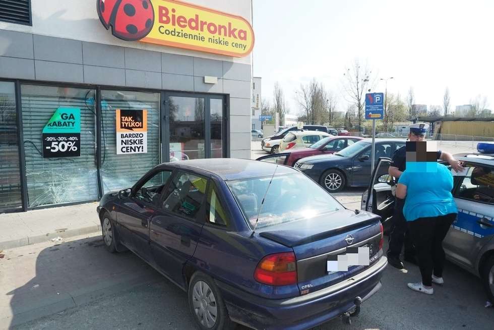  Lublin: Wjechała samochodem w sklep Biedronka (zdjęcia) (zdjęcie 2) - Autor: Maciej Kaczanowski