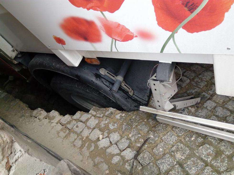 Zapadnięta droga na Starym Mieście. Śmieciarka wpadła w dziurę (zdjęcie 7) - Autor: Dominik Smaga
