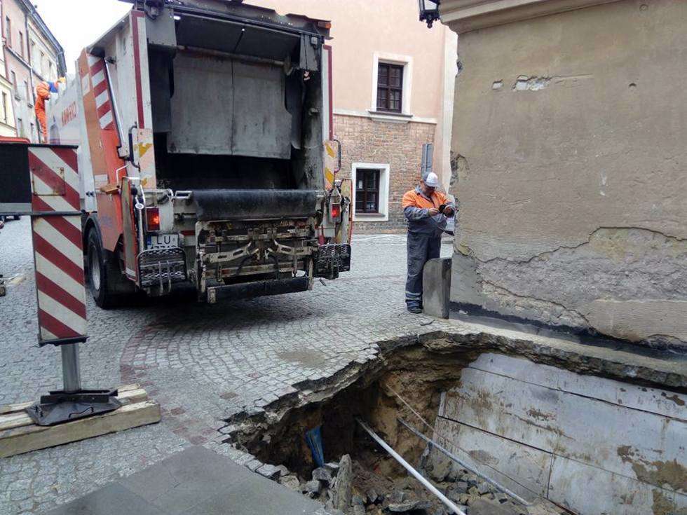  Zapadnięta droga na Starym Mieście. Śmieciarka wpadła w dziurę (zdjęcie 5) - Autor: Dominik Smaga