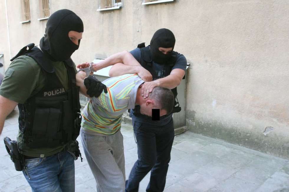  Mężczyzna podawał się za policjanta. Wyłudził 50 tys. zł (zdjęcie 1) - Autor: Policja