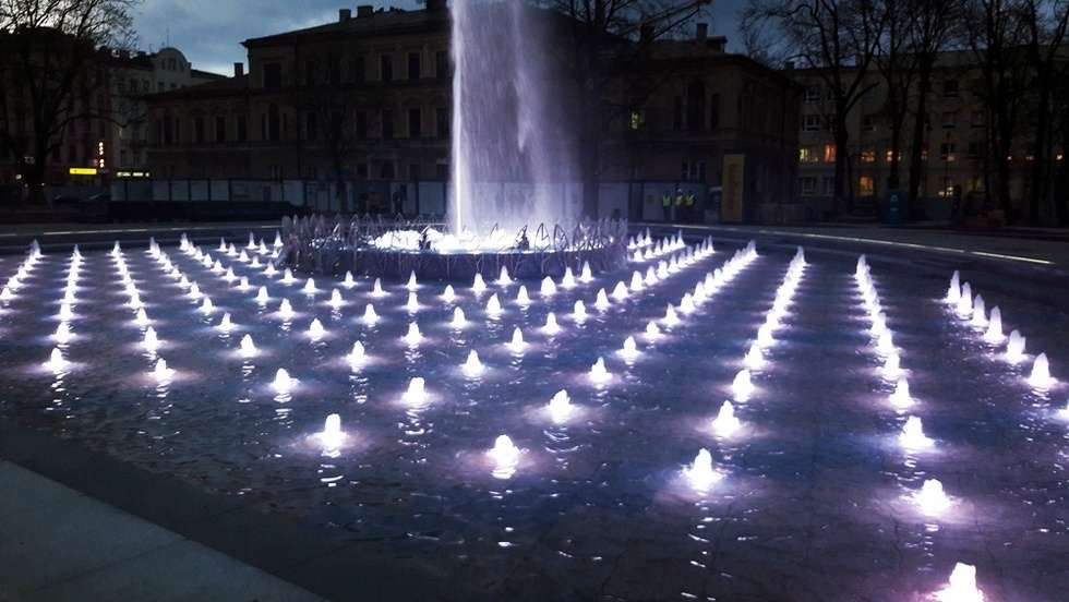  Fontanna na placu Litewskim nocą (zdjęcie 3) - Autor: Dawid Polski
