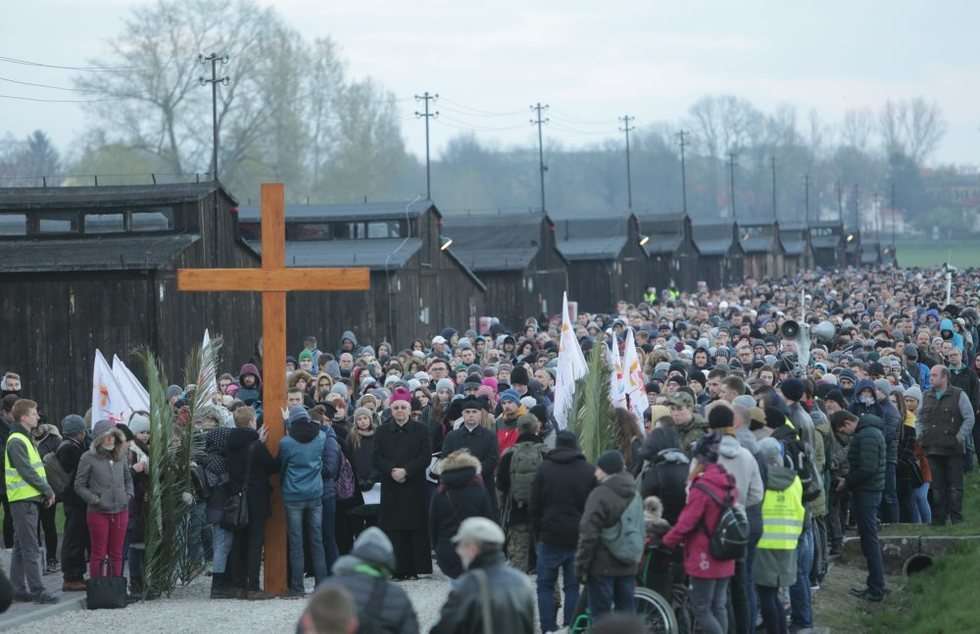  Droga krzyżowa na Majdanku (zdjęcie 15) - Autor: Wojciech Nieśpiałowski