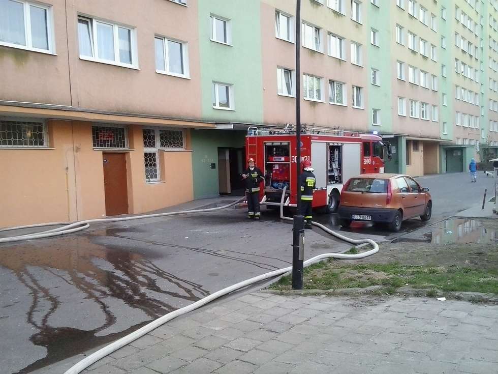 Pożar w bloku przy ul. Koryznowej (zdjęcie 4) - Autor: KM PSP Lublin
