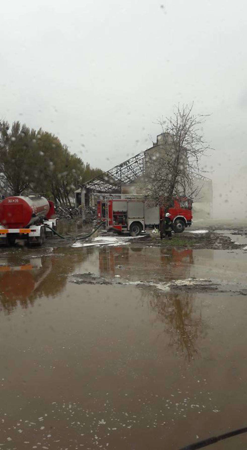  Pożar magazynu paliw w Rejowcu Fabrycznym (zdjęcie 2) - Autor: OSP Wólka Kańska
