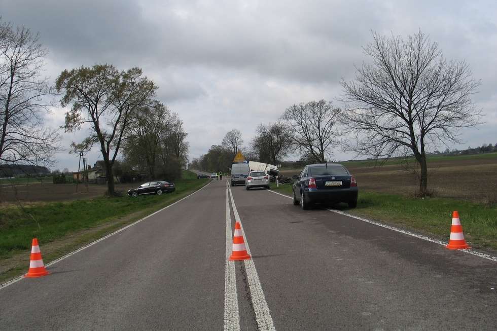  Adamów: Wypadek na drodze Chełm - Rejowiec (zdjęcie 4) - Autor: Jacek Barczyński