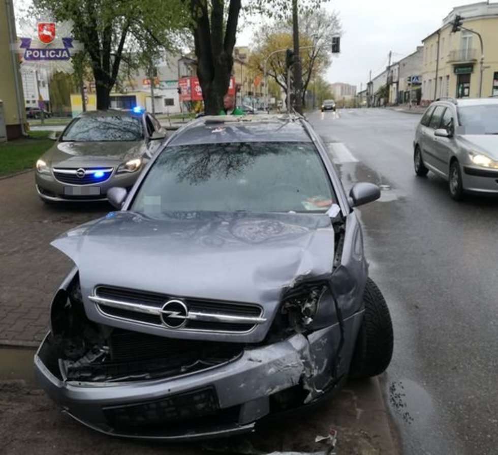 Wypadek na skrzyżowaniu ulic Piaskowej i Piłsudskiego w Puławach  - Autor: Policja