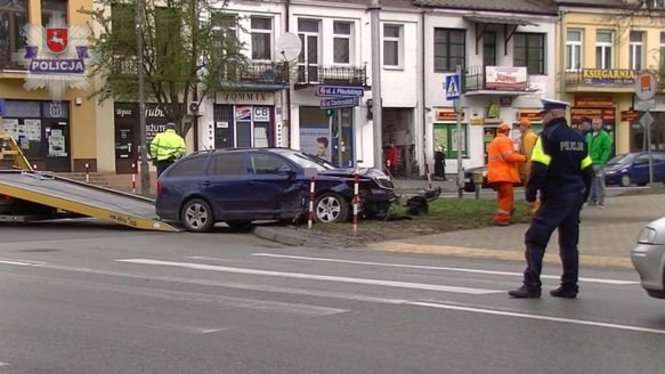 Wypadek na skrzyżowaniu ulic Piaskowej i Piłsudskiego w Puławach - Autor: Policja