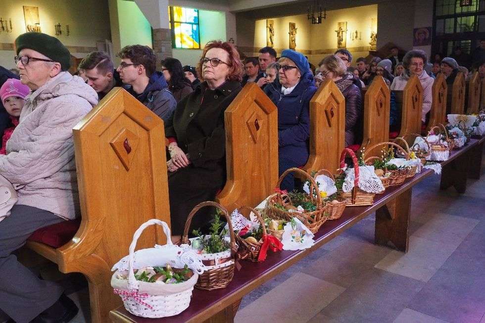  Święcenie pokarmów w kościele Św. Maksymiliana Kolbego (zdjęcie 14) - Autor: Maciej Kaczanowski