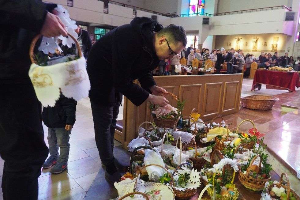 Święcenie pokarmów w kościele Św. Maksymiliana Kolbego (zdjęcie 15) - Autor: Maciej Kaczanowski