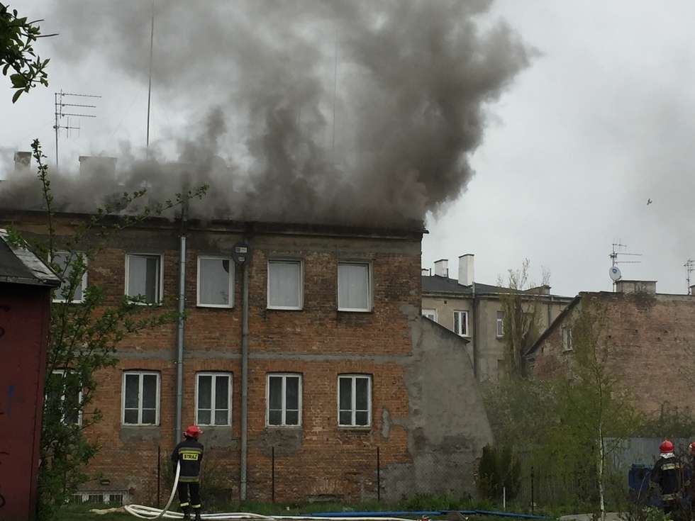  Pożar kamienicy przy ul. Lubartowskiej w Lublinie (zdjęcie 13) - Autor: KW